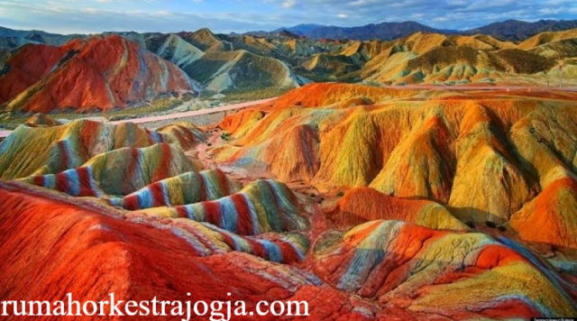 Zhangye Danxia: Pegunungan Pelangi di Cina